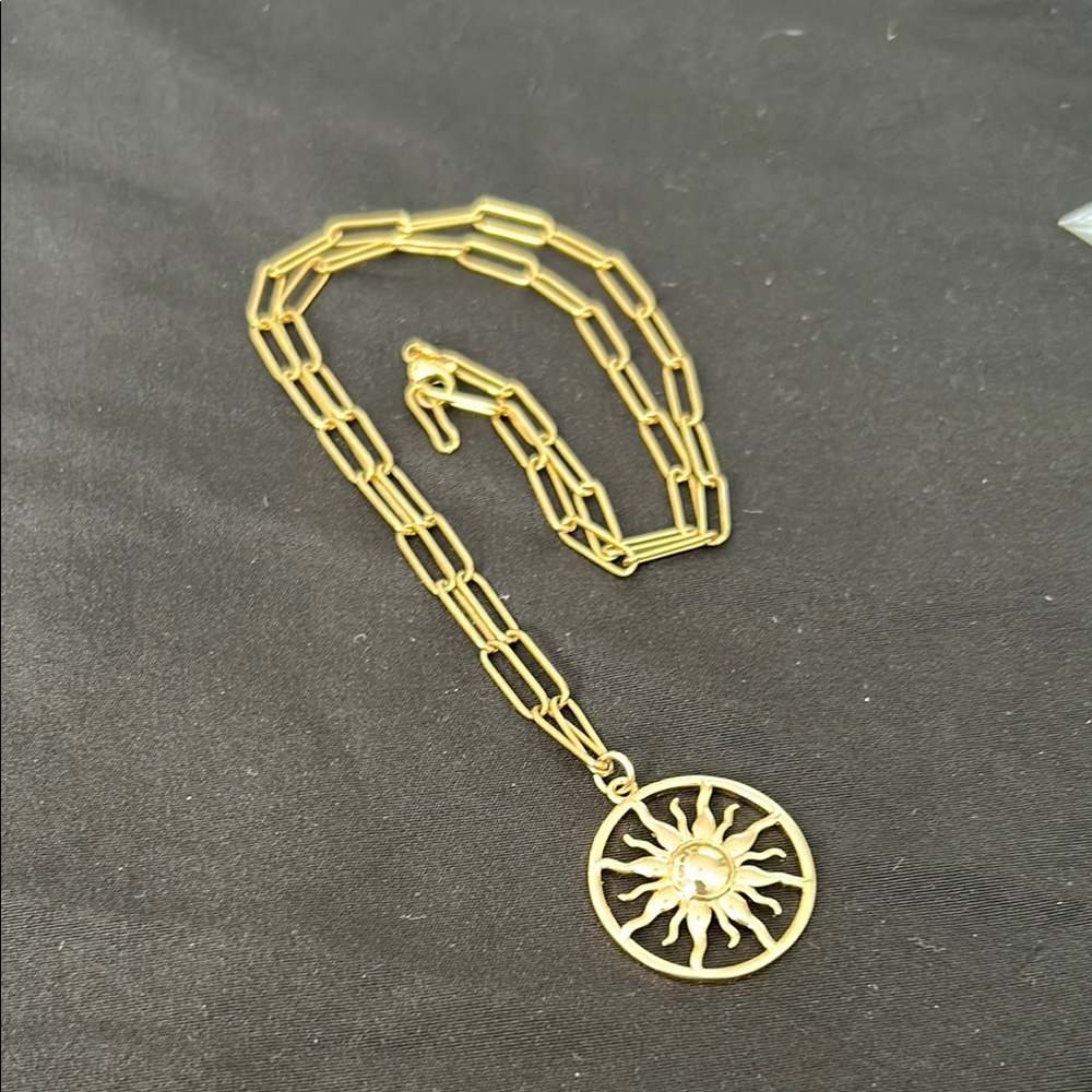 🆕 Small link necklace with pendant of sun.